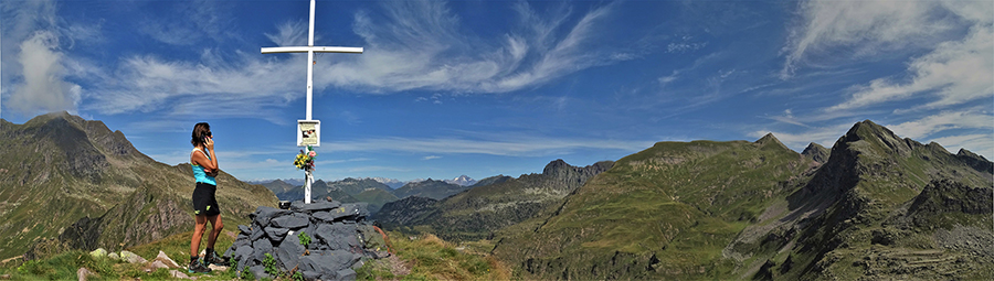 Dalla Cima di Mezzeno (2230 m ) vista panoramica sulle mon tagne dei Laghi Gemelli